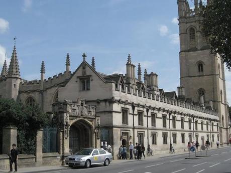 CALLEJEANDO EN OXFORD I : ENTRE GARGOLAS, SABIOS Y HARRY POTTER CALLEJEANDO EN OXFORD I : ENTRE GARGOLAS, SABIOS Y HARRY POTTER