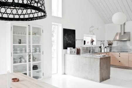 vitrina blanca Una bloguera vende su casa sofa blanco mecedora negra flexo negro estilo nórdico diseño de interiores decoración sueca decoración en blanco decoración de interiores decoración con metal y madera cocinas modernas cocina cemento y metal casa en suecia 