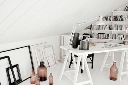 vitrina blanca Una bloguera vende su casa sofa blanco mecedora negra flexo negro estilo nórdico diseño de interiores decoración sueca decoración en blanco decoración de interiores decoración con metal y madera cocinas modernas cocina cemento y metal casa en suecia 