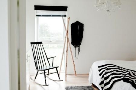 vitrina blanca Una bloguera vende su casa sofa blanco mecedora negra flexo negro estilo nórdico diseño de interiores decoración sueca decoración en blanco decoración de interiores decoración con metal y madera cocinas modernas cocina cemento y metal casa en suecia 