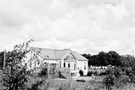 vitrina blanca Una bloguera vende su casa sofa blanco mecedora negra flexo negro estilo nórdico diseño de interiores decoración sueca decoración en blanco decoración de interiores decoración con metal y madera cocinas modernas cocina cemento y metal casa en suecia 