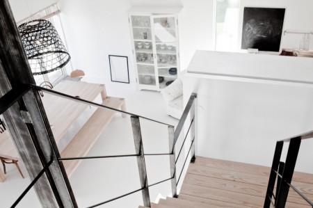 vitrina blanca Una bloguera vende su casa sofa blanco mecedora negra flexo negro estilo nórdico diseño de interiores decoración sueca decoración en blanco decoración de interiores decoración con metal y madera cocinas modernas cocina cemento y metal casa en suecia 