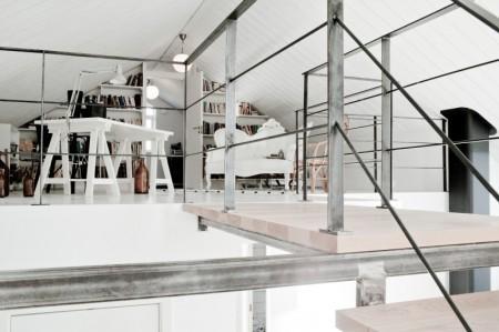 vitrina blanca Una bloguera vende su casa sofa blanco mecedora negra flexo negro estilo nórdico diseño de interiores decoración sueca decoración en blanco decoración de interiores decoración con metal y madera cocinas modernas cocina cemento y metal casa en suecia 