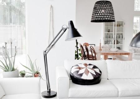 vitrina blanca Una bloguera vende su casa sofa blanco mecedora negra flexo negro estilo nórdico diseño de interiores decoración sueca decoración en blanco decoración de interiores decoración con metal y madera cocinas modernas cocina cemento y metal casa en suecia 