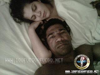 Foto privada de Omega y Tamara Martinez en la cama