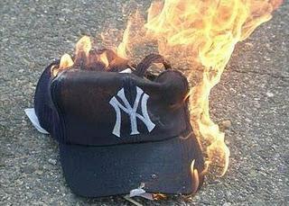 Fanaticos disgustados queman gorra de los Yankees