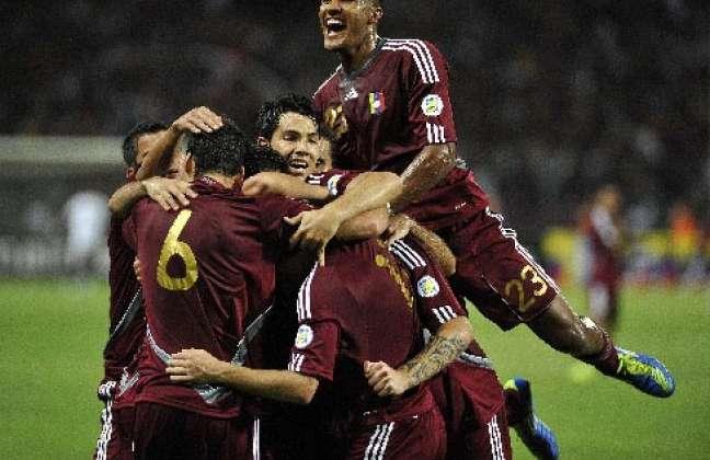 Los criollos celebran el gol de Amorebieta que dio el triunfo venezolano