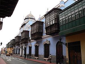 Balcones, azulejos, patios centrales y fuentes