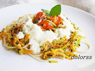 Espaguetis tibios dos verduras con salsa de yogur al curry