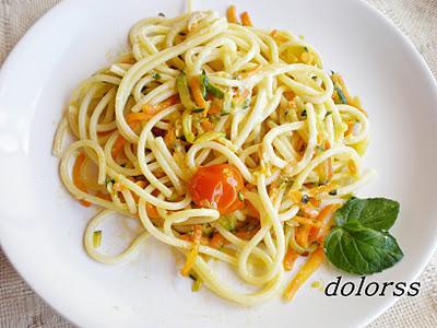 Espaguetis tibios dos verduras con salsa de yogur al curry