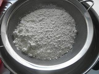 Bizcocho de queso crema con plátano y nueces