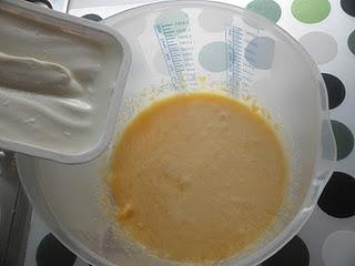 Bizcocho de queso crema con plátano y nueces