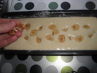 Bizcocho de queso crema con plátano y nueces