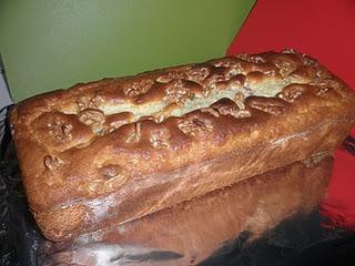 Bizcocho de queso crema con plátano y nueces