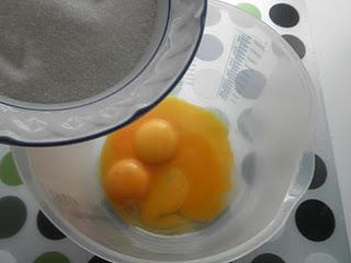 Bizcocho de queso crema con plátano y nueces