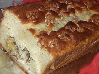 Bizcocho de queso crema con plátano y nueces