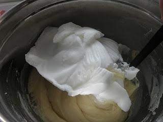 Bizcocho de queso crema con plátano y nueces