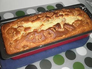 Bizcocho de queso crema con plátano y nueces