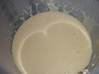 Bizcocho de queso crema con plátano y nueces