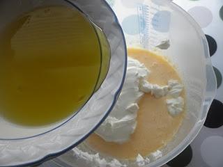 Bizcocho de queso crema con plátano y nueces