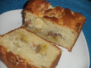 Bizcocho de queso crema con plátano y nueces