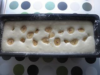 Bizcocho de queso crema con plátano y nueces