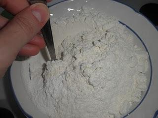 Bizcocho de queso crema con plátano y nueces