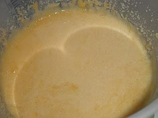 Bizcocho de queso crema con plátano y nueces