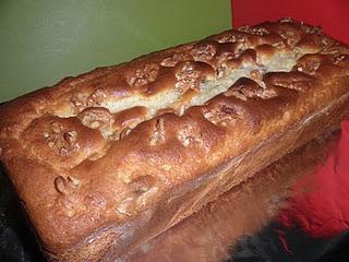 Bizcocho de queso crema con plátano y nueces