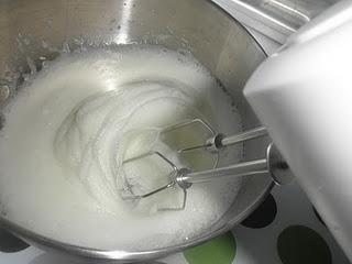 Bizcocho de queso crema con plátano y nueces