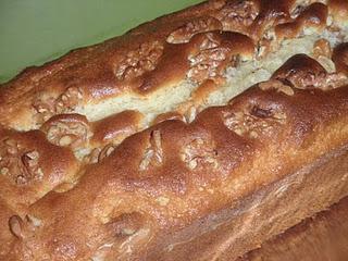 Bizcocho de queso crema con plátano y nueces