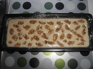 Bizcocho de queso crema con plátano y nueces