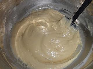 Bizcocho de queso crema con plátano y nueces