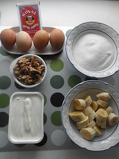 Bizcocho de queso crema con plátano y nueces