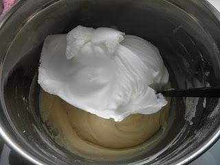 Bizcocho de queso crema con plátano y nueces