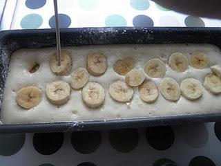 Bizcocho de queso crema con plátano y nueces