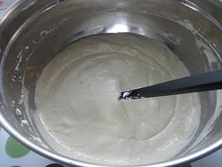 Bizcocho de queso crema con plátano y nueces