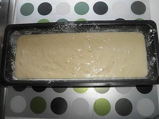 Bizcocho de queso crema con plátano y nueces