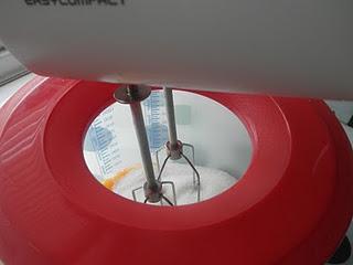 Bizcocho de queso crema con plátano y nueces