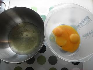 Bizcocho de queso crema con plátano y nueces