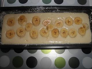 Bizcocho de queso crema con plátano y nueces
