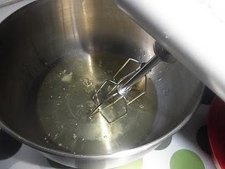 Bizcocho de queso crema con plátano y nueces