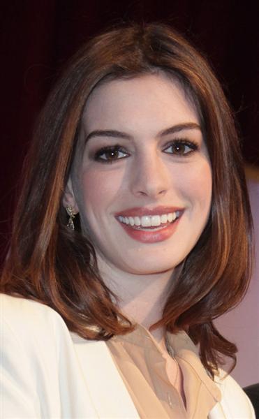 ANNE HATHAWAY, una mujer elegante