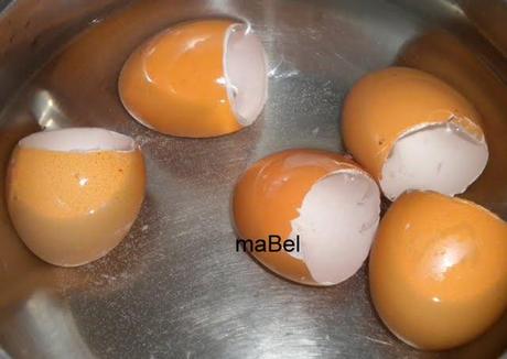 Crema de huevos en su cascarón Crema de huevos en su cascarón