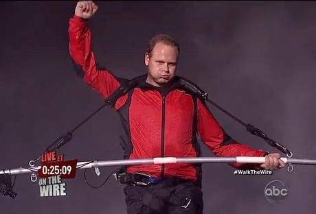 Nik-Wallenda-crosses-Niagara-Falls-on-tightrope