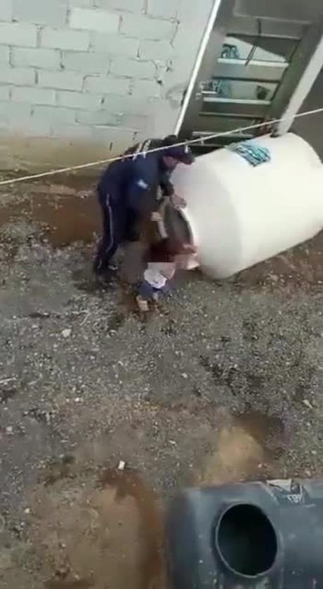 (Video)Padres abandona a niña al interior de un tinaco en El Estado de México