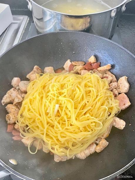 Tagliolini con pavo y pepperoni