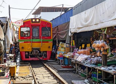 mercado sobre las vias del tren