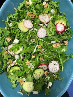 ENSALADA DE RUCULA, NUECES, PEPINO Y RABANO