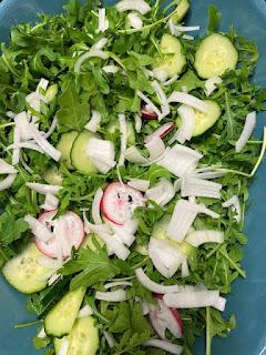 ENSALADA DE RUCULA, NUECES, PEPINO Y RABANO ENSALADA DE RUCULA, NUECES, PEPINO Y RABANO